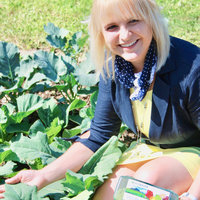 Sabine Karl mit einem Nutrilite-Produkt