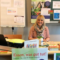 Sabine Karl am Messestand mit Nutrilite-Produkten