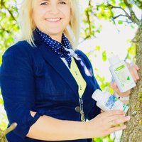 Sabine Karl mit einem Nutrilite-Produkt